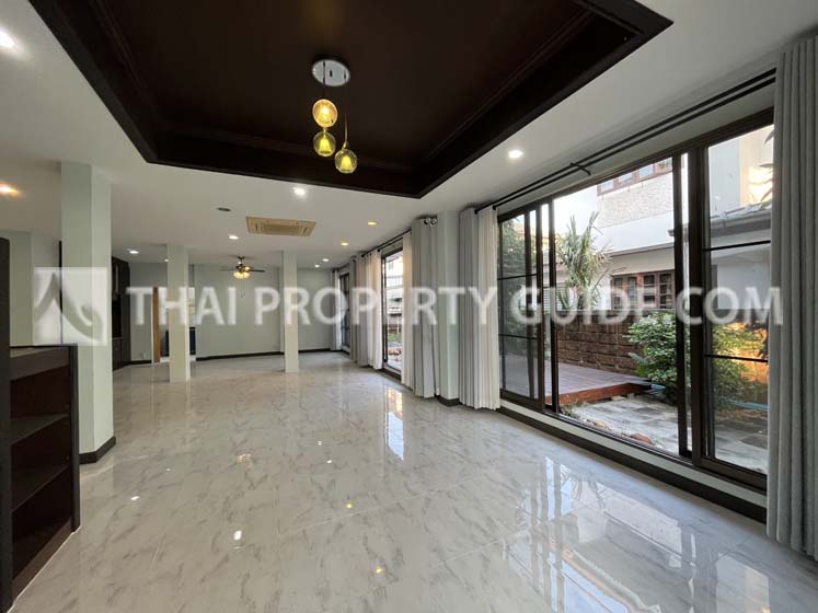 House with Shared Pool in Srinakarin